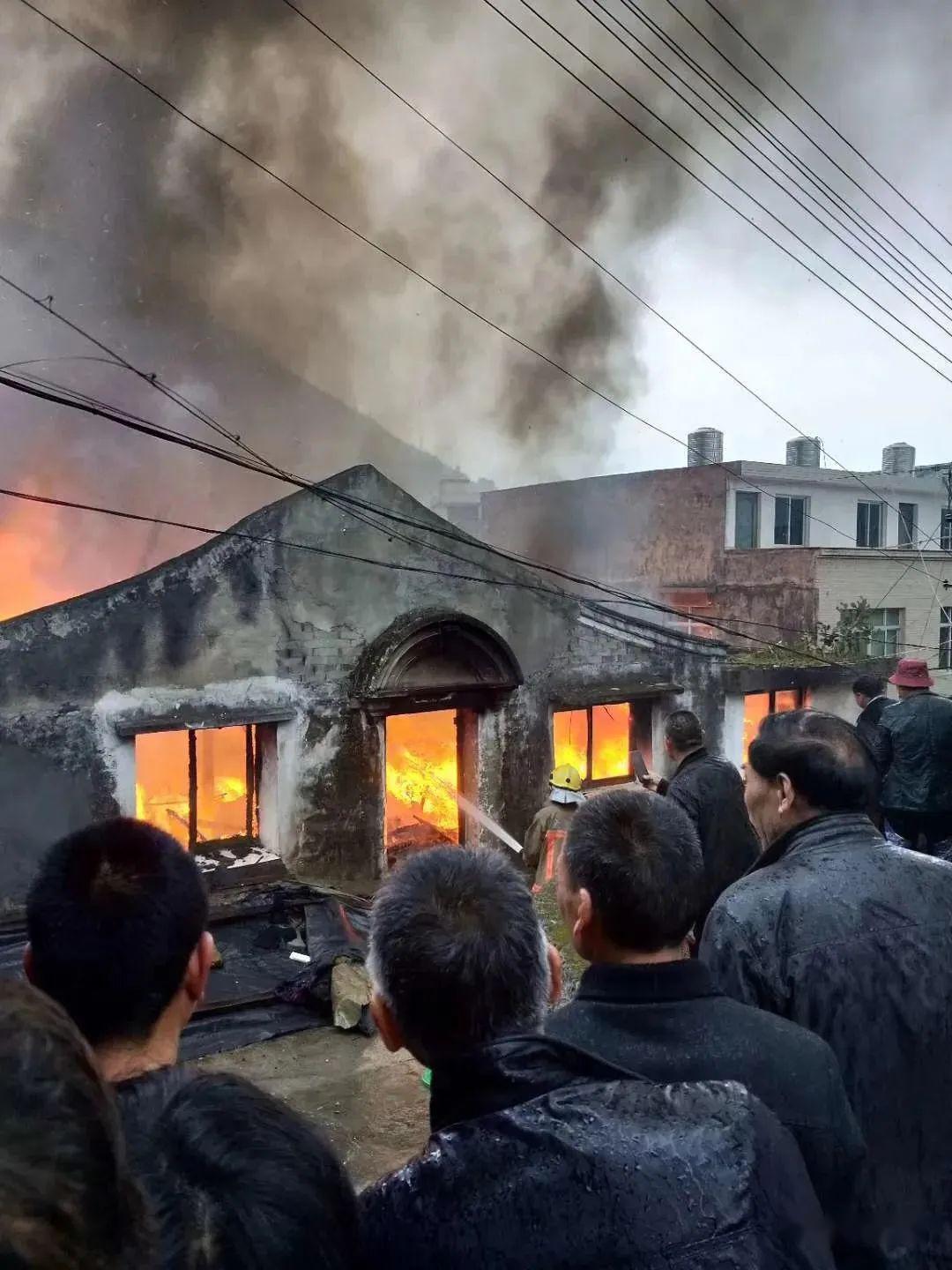 温州一排民房突发火灾,火光冲天
