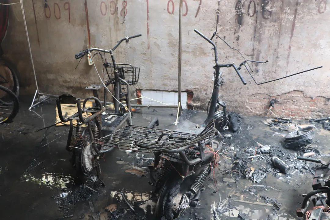 吓人!市区一电动车充电时爆炸引燃车棚,结果
