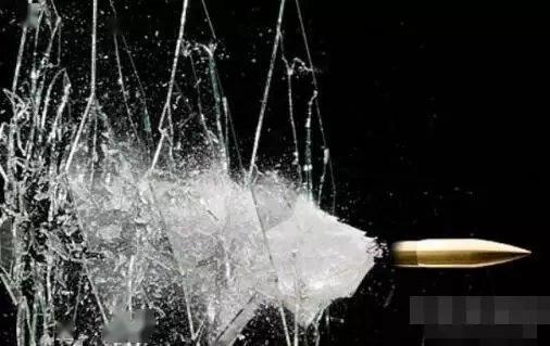 子弹打穿玻璃并不是直接接触打穿的,子弹遇到玻璃前,气流冲击波就把它