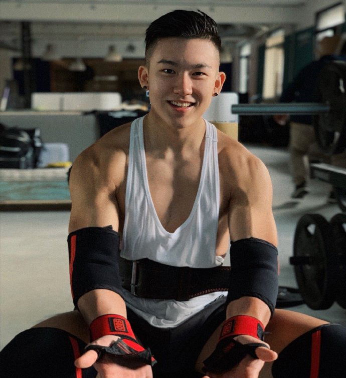 喜欢健身的21岁大男孩每天坚持跑步训练塑造出匀称好身材