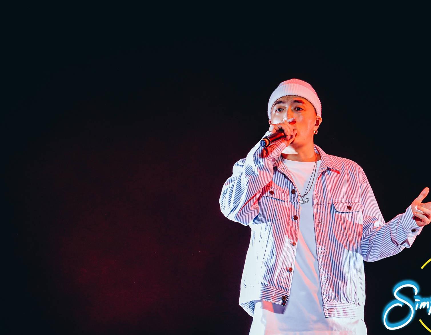 这里面,前三位算是流行音乐背景下培养起来的歌手,而jony j算是比较