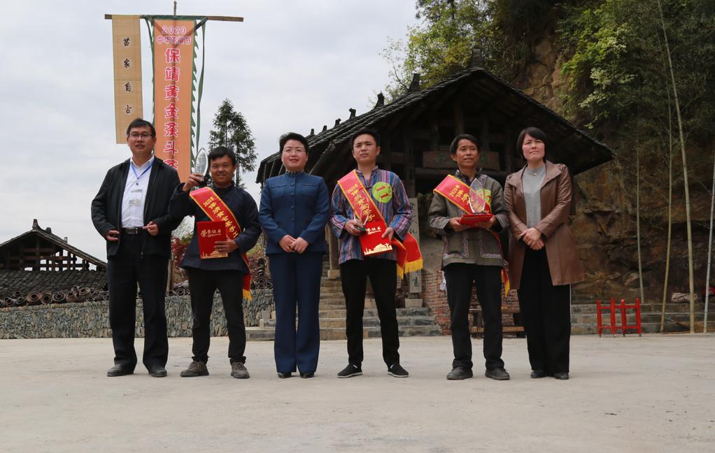 张有杰(中),石庆(左二),石远才(右二)