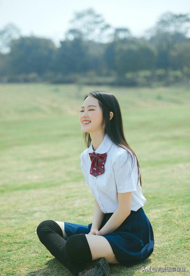 校园草坪上露出迷人笑容的可爱女生图片集,想陪你一辈子