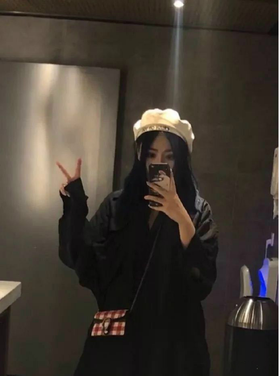 你还想着处cp?网恋一年首次收到女友全身照!看完身体"僵硬"了