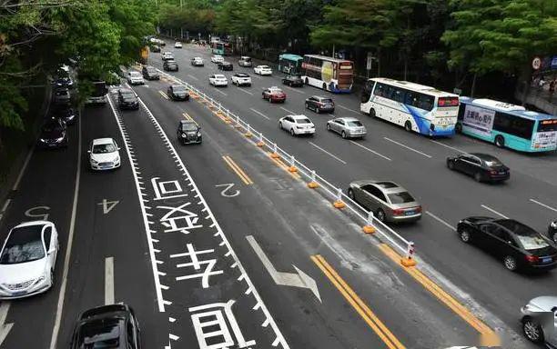 交警:很多人被扣分_车道
