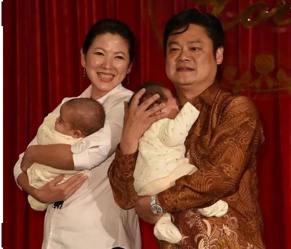 现年53岁的陈明真有着"冻龄"的容颜,堪称为"美魔女"一枚,与制作人老公