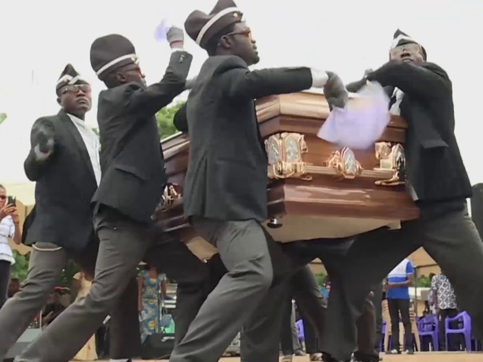 原创非洲奇葩葬礼:黑人抬棺变舞蹈秀,家属却直竖大拇指