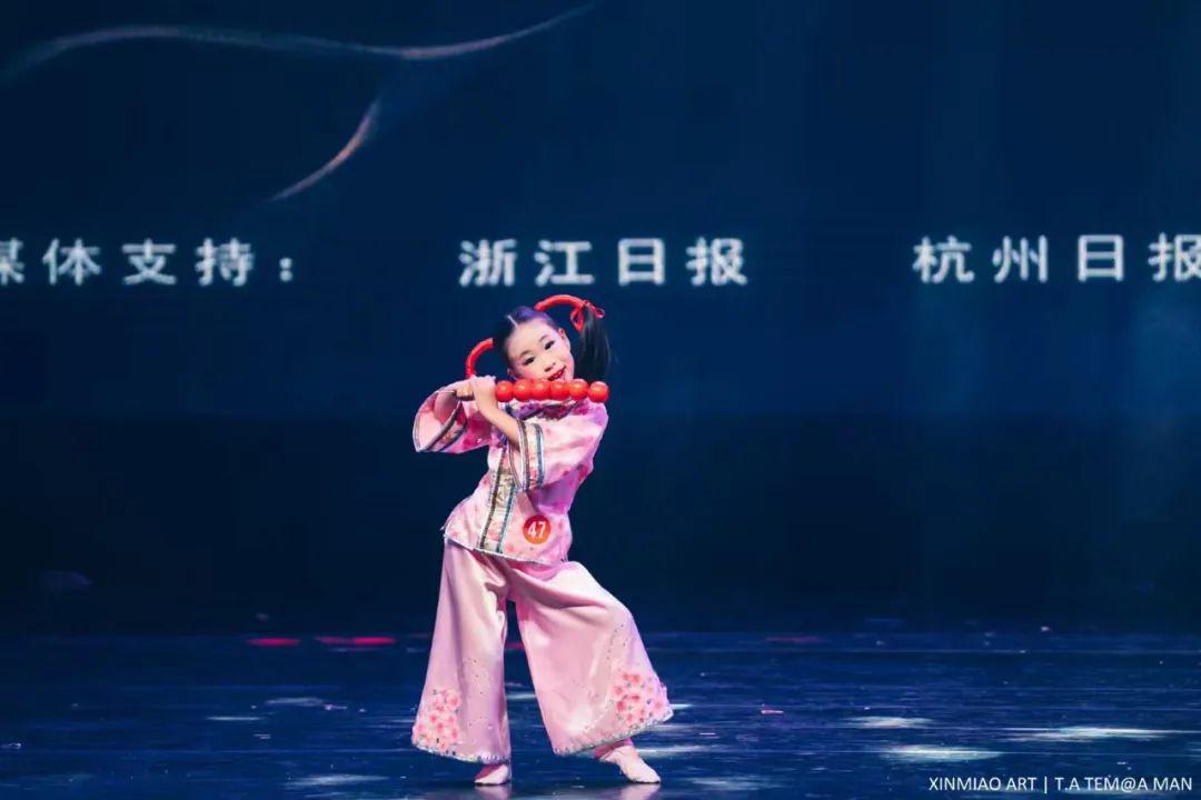 桃李芬芳杭州赛区银奖获奖作品:姥姥说获奖学员:郑钰萱北京舞蹈学院