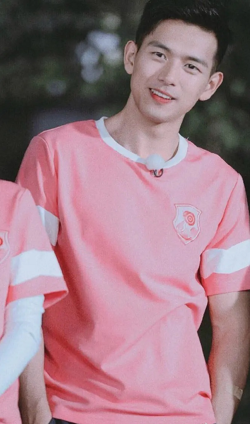 李现穿粉色西装 可爱超标甜度爆表 撩得人脸红心跳