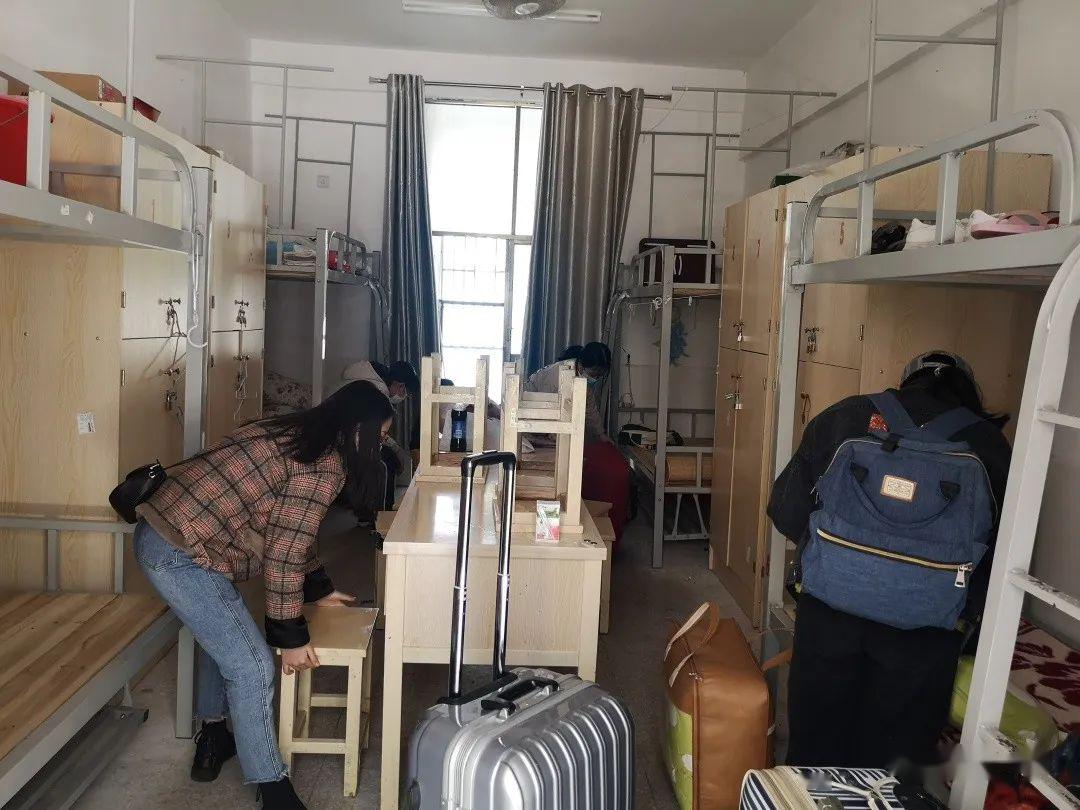 整理宿舍中我们也开始住校啦!