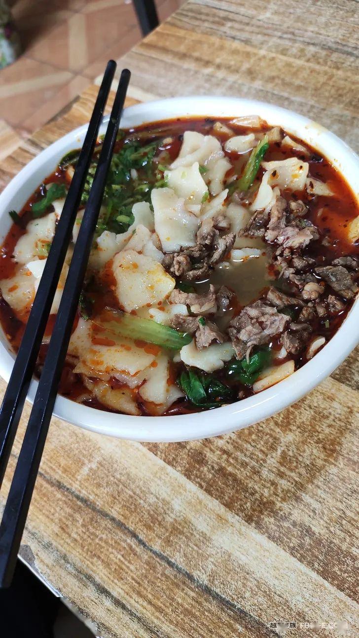 定西,漳县今天的午饭和晚饭都是牛肉面片.中午在岷县县城吃的,8元.