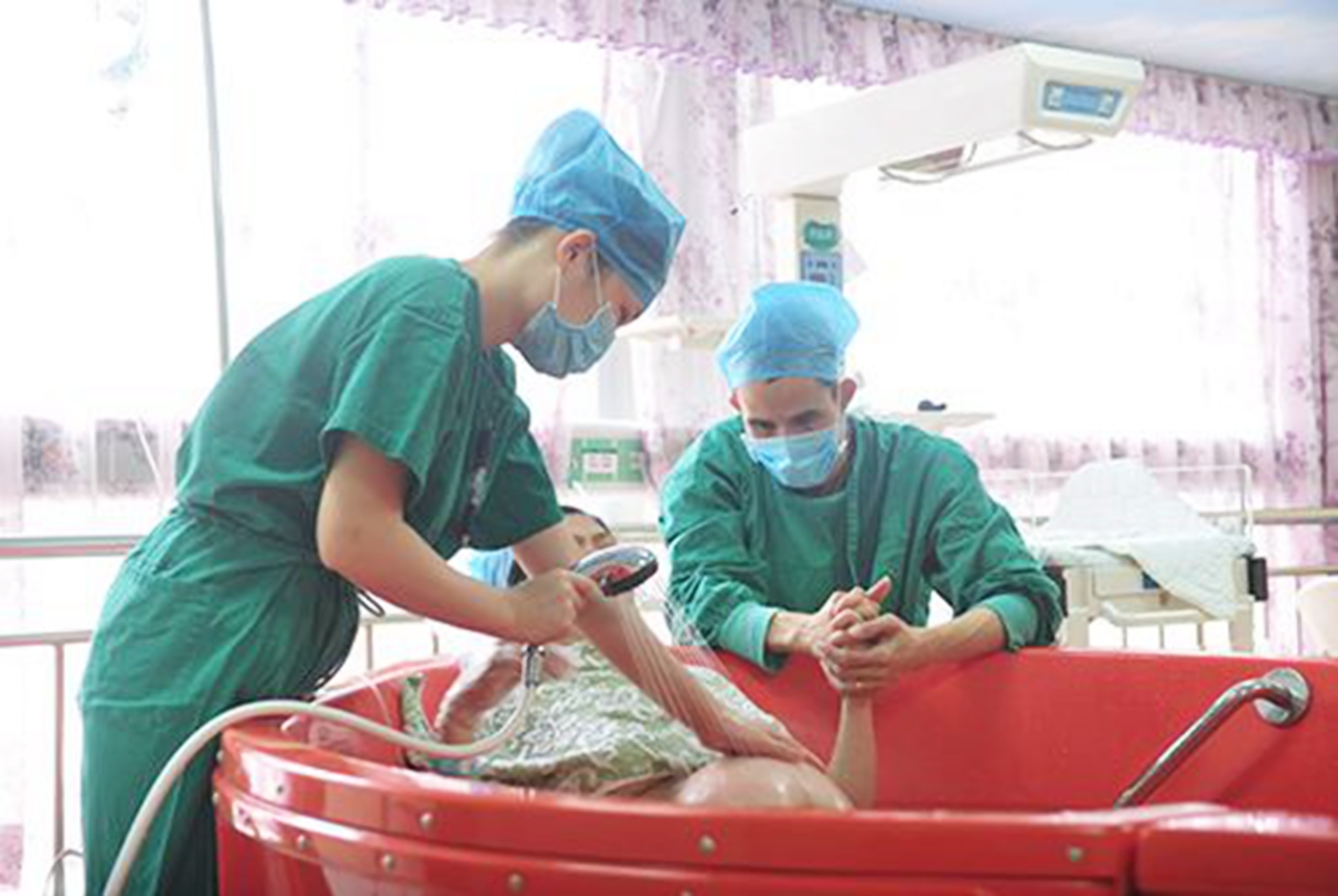 原创为啥越来越多孕妈选择水中分娩网友看完好处表示我也想选