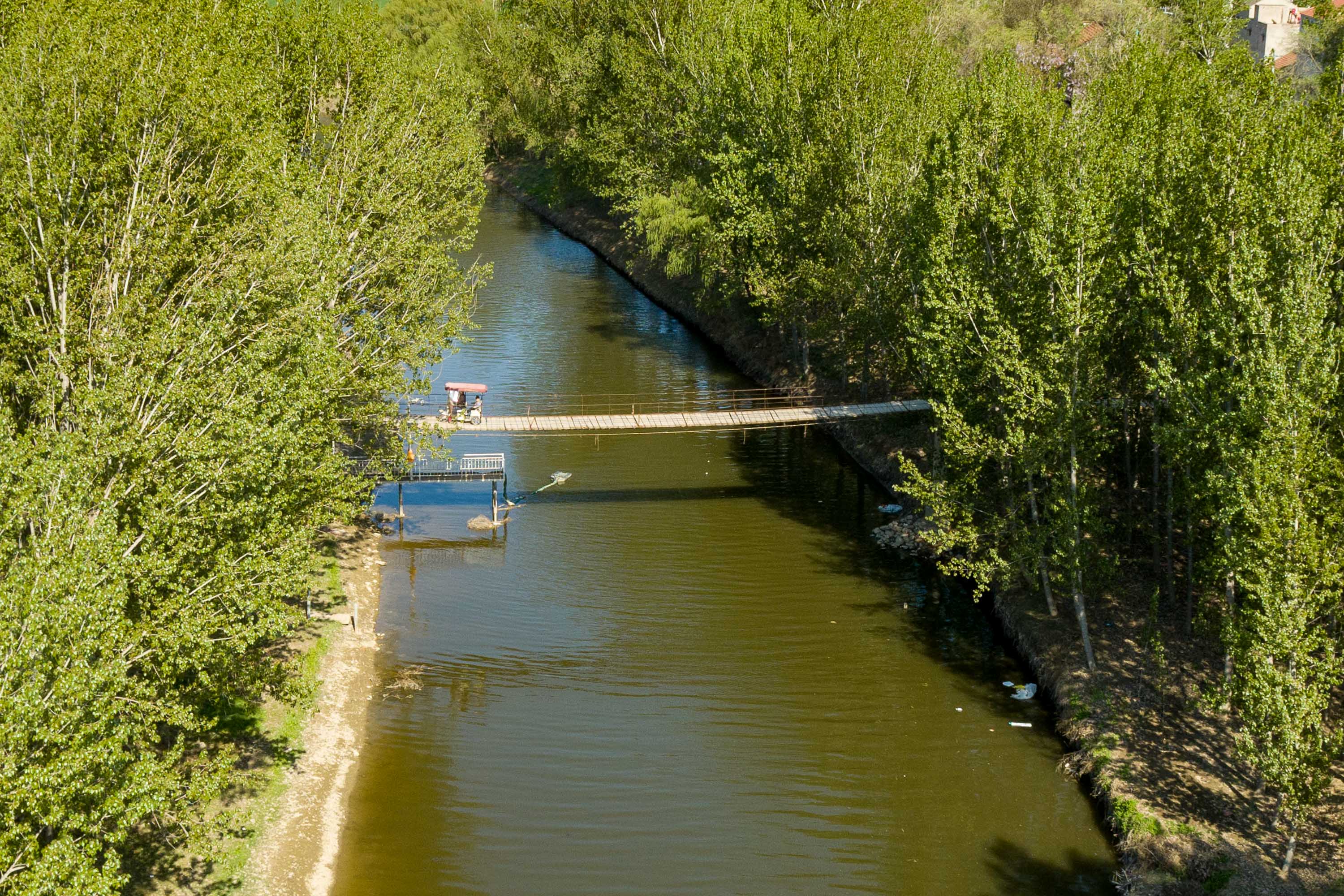 柴湾村归浚县小河镇管理,21年来,该镇多次出资对吊