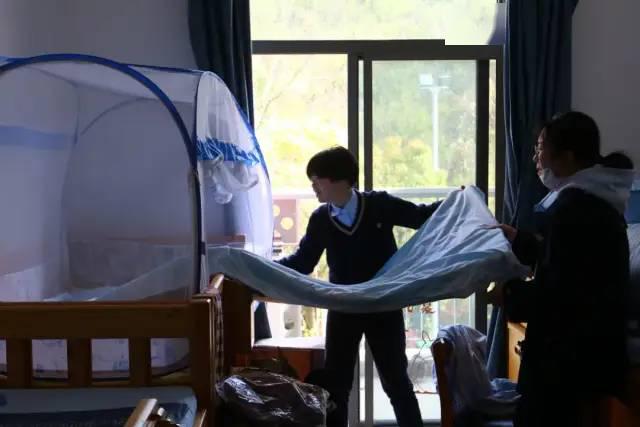 滨海学子正在铺床铺柴桥中学的师生志愿者帮助高三学子搬运行李泰河