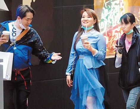 邓兆尊3c女友团令人羡慕新欢携女儿陪同买大送细政策俘获欢心