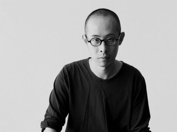 毕业于中央圣马丁艺术设计学院的设计师邱昊于2016年成立同名高级女装