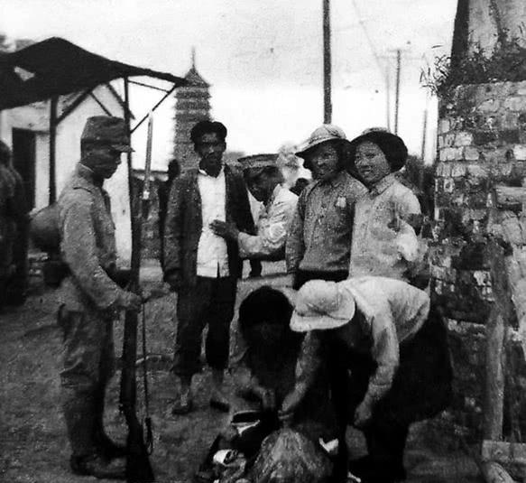 老照片再现汉奸的丑陋嘴脸:女汉奸与鬼子有说有笑,被逮捕时吓瘫在地上