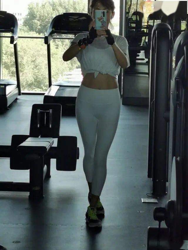 47岁牛莉泳装旧照罕曝光清纯羞涩身材好被富豪老公宠爱23年