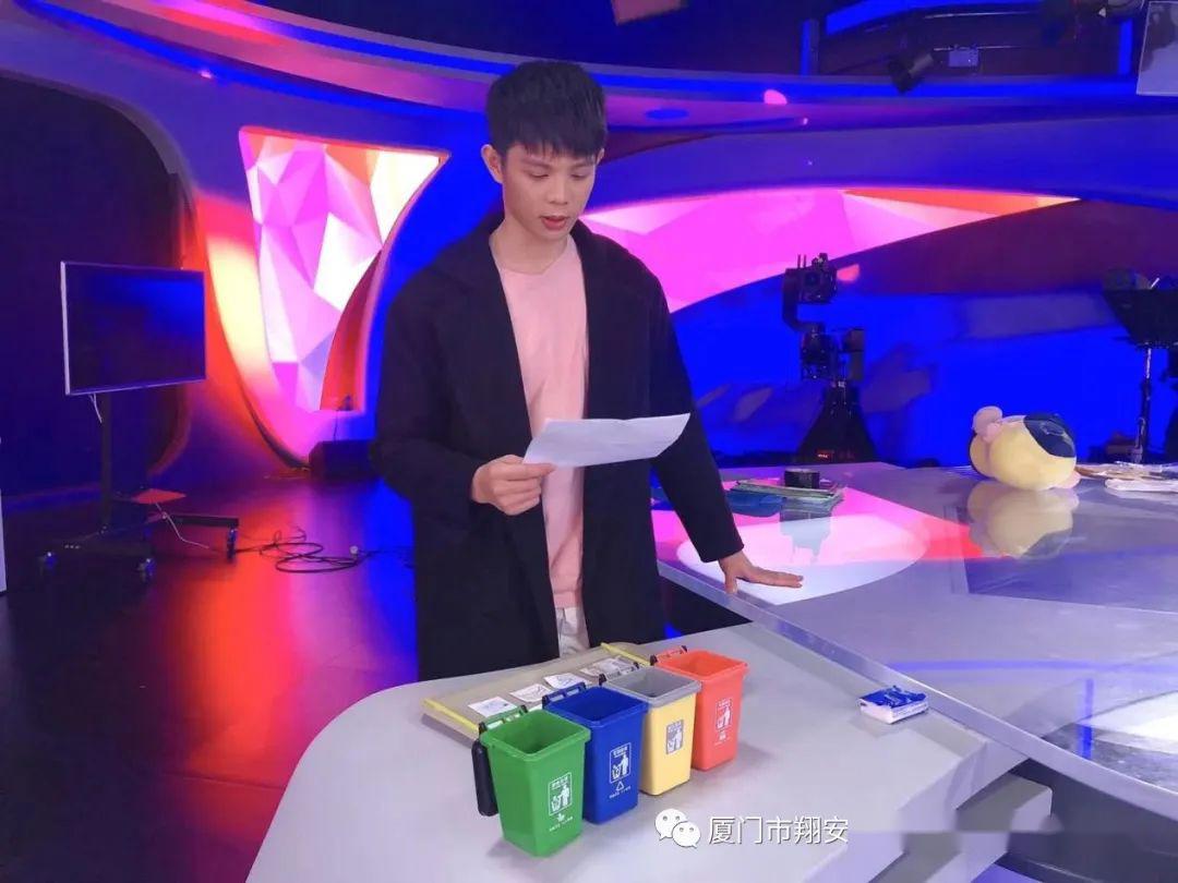 战疫时刻帅气主播上线彭彭老师到厦门卫视上课啦红色小喇叭第十五期