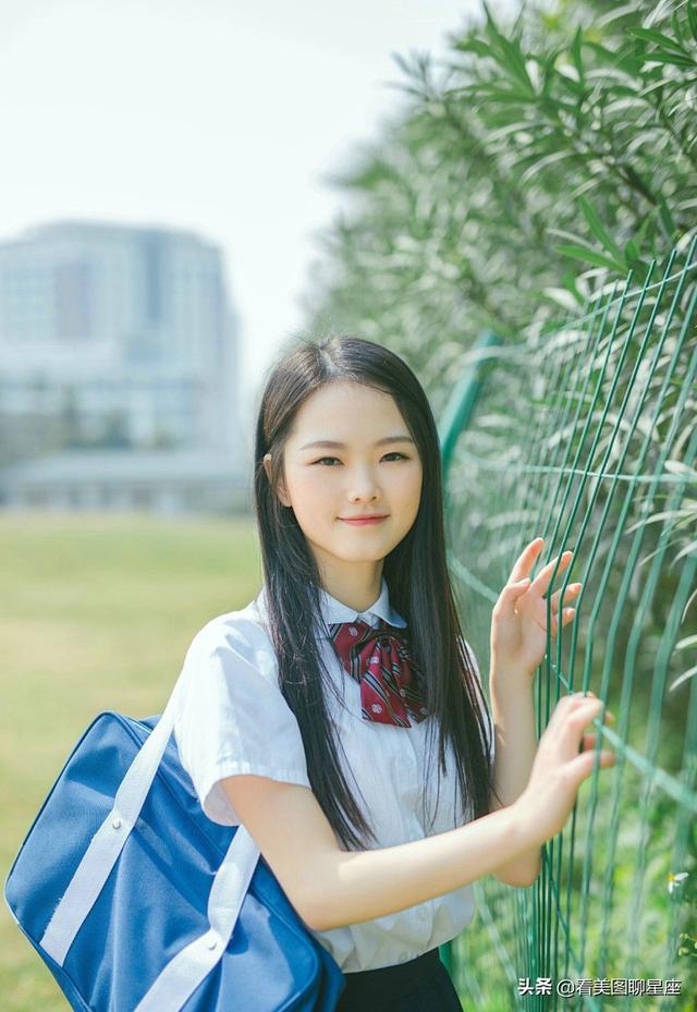 校园草坪上露出迷人笑容的可爱女生图片集,想陪你一辈子