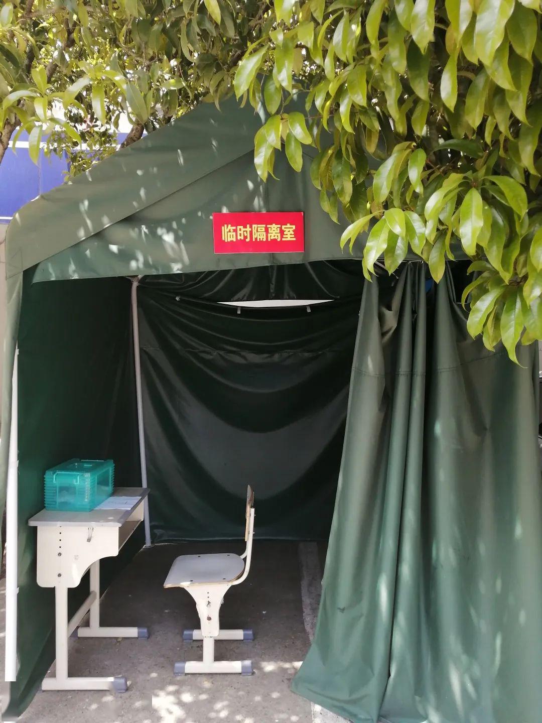 临时隔离点洗手池六,做好清洁消毒两次集中对校园进行全面整治和消杀