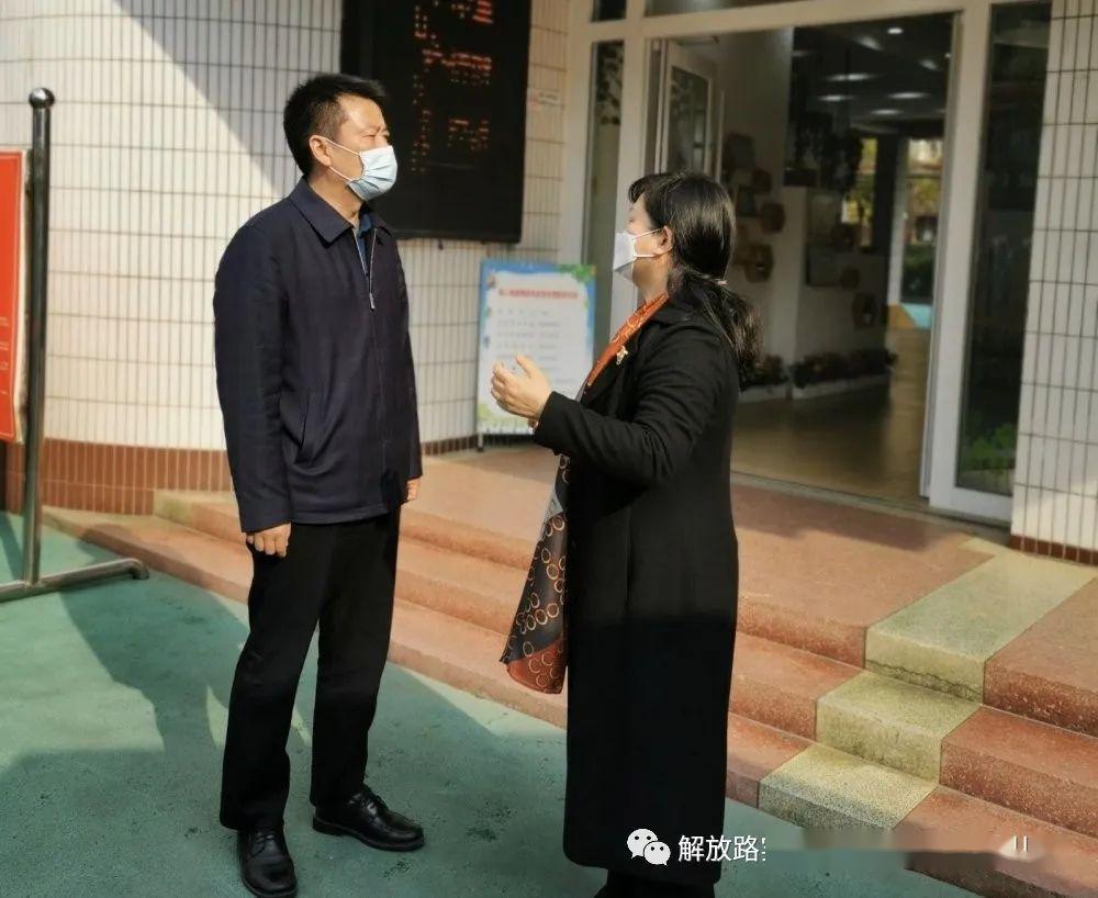 二园快讯亭湖区副区长朱杰成来我园检查开学防控工作