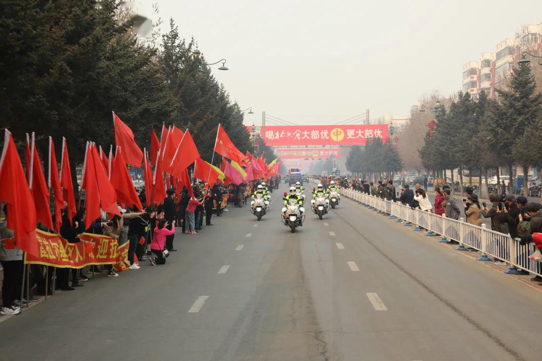 富拉尔基区入城口的"水门礼"梅里斯分院的职工和百姓夹道欢迎公安民警