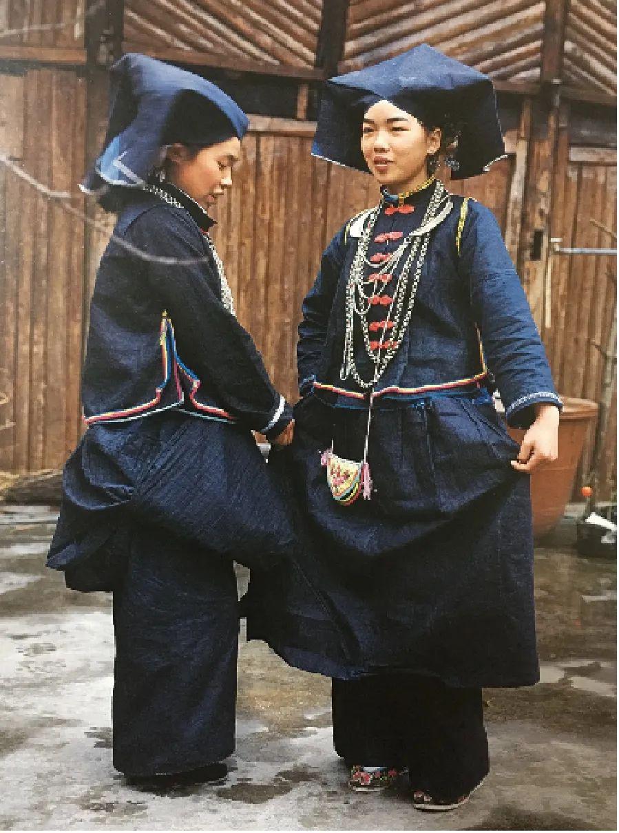 “三月三”民俗系列报道5| 民族服饰篇(上):相约美丽广西 共赏绚丽民服——(壮族、瑶族服饰)_盘瑶