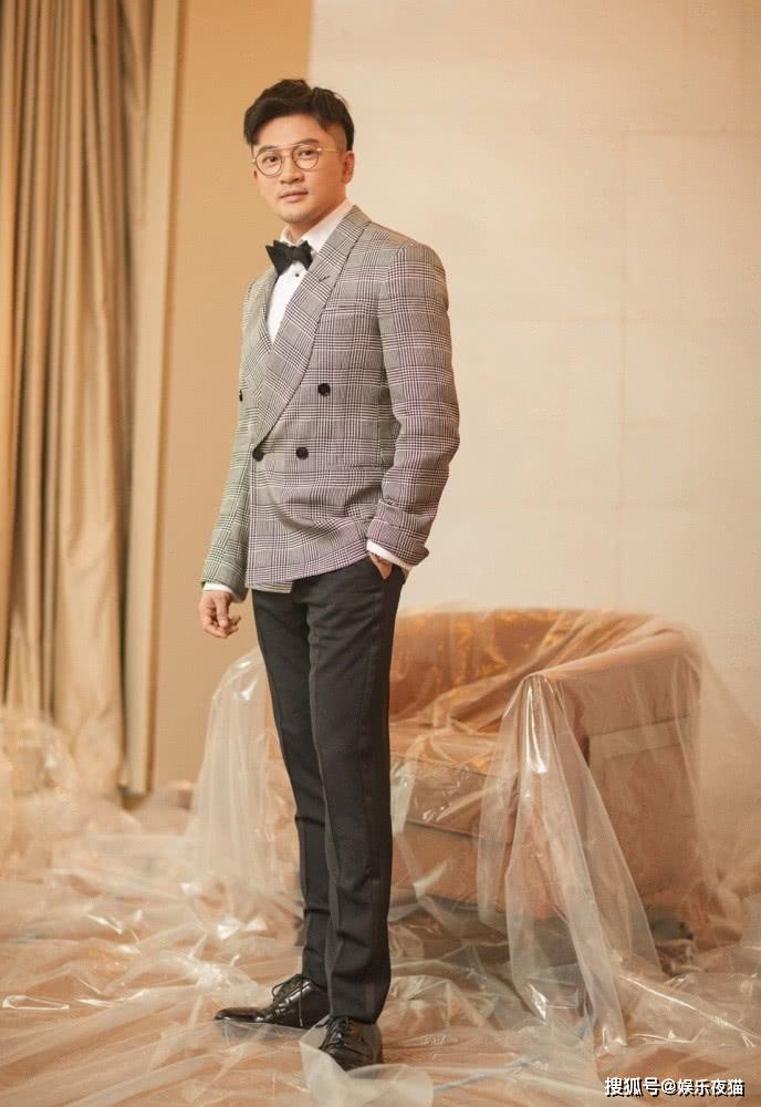 苏有朋依旧帅气不减.,穿条纹装出镜,面容精致还是那个"乖乖虎"_西装