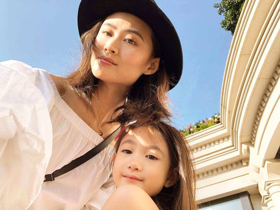 38岁李小鹏身价过亿,37岁娇妻是初恋,结婚10年生2娃,实名羡慕_李安琪