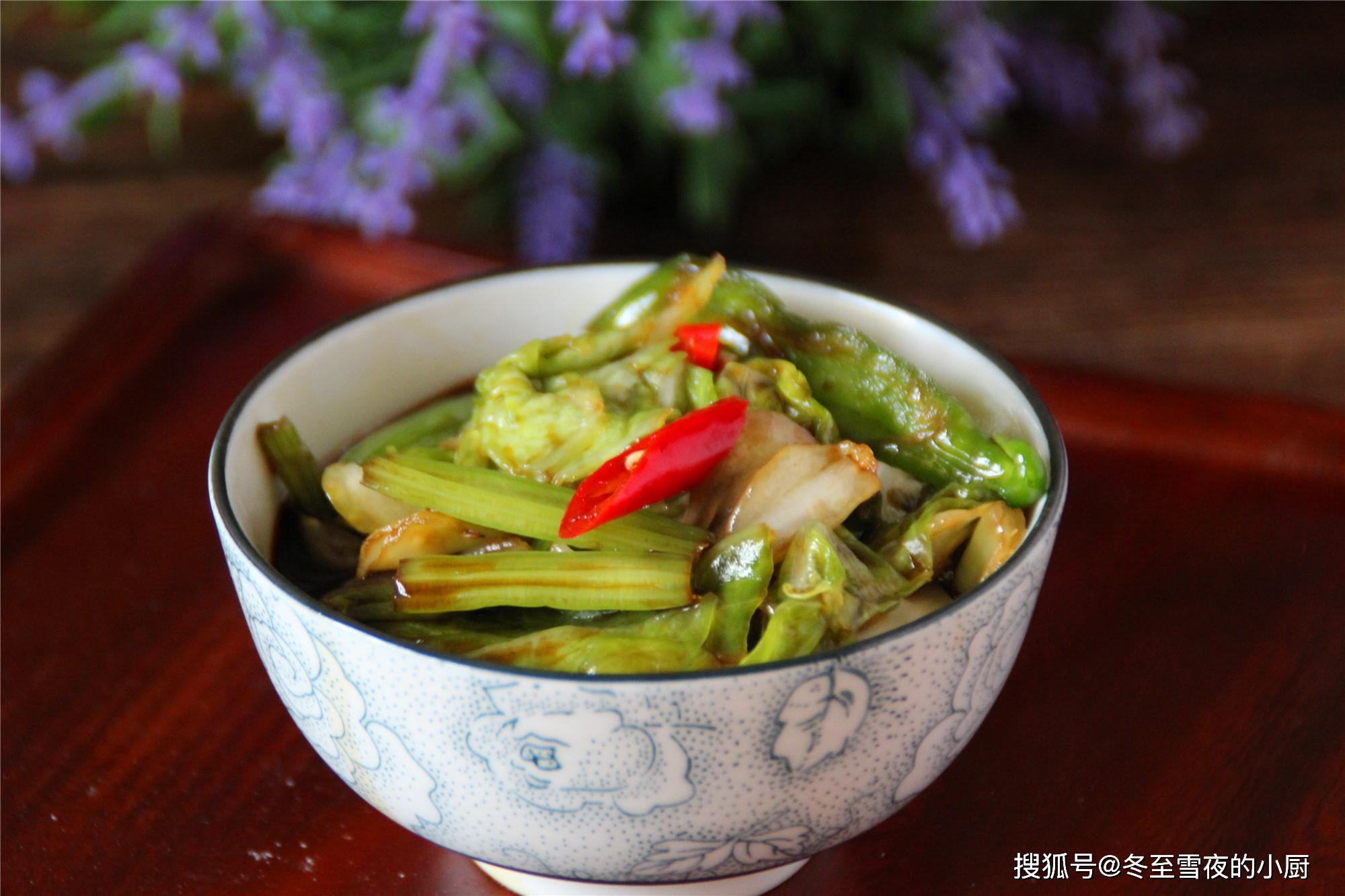 北方人爱吃咸菜,家里餐桌上肯定少不了一碗小咸菜,配米粥,馒头,米饭