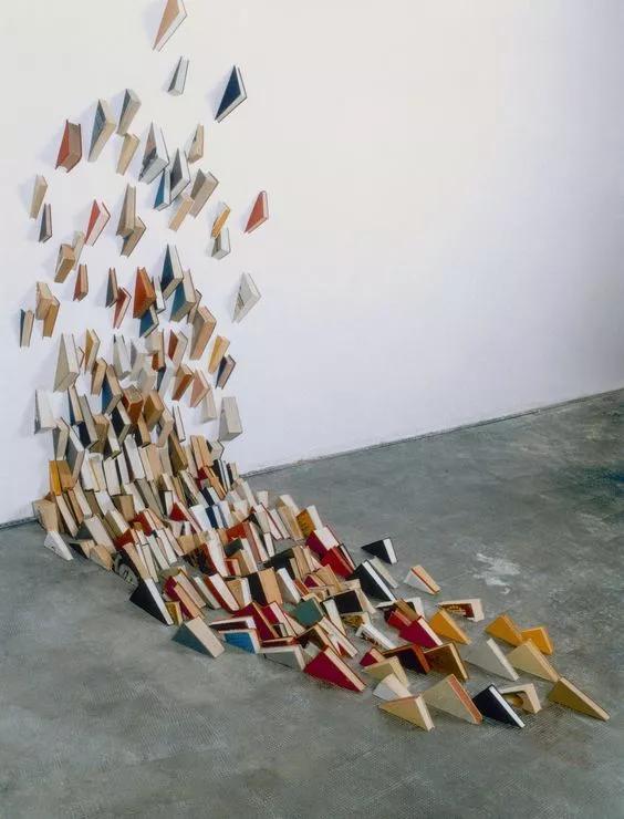 她用5000本废旧书籍打造这件夺窗而出,飞流直下的装置艺术作品.