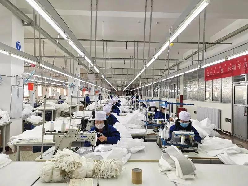 近日,在鄂尔多斯控股集团某生产车间,曾经用来制作羊绒大衣的生产线