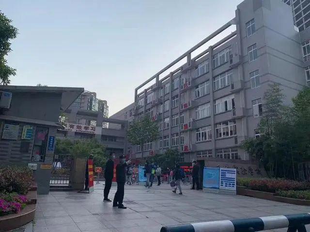 杭州今天复课学生在校门口纷纷收到意外惊喜无所谓迟到多久只在乎归来
