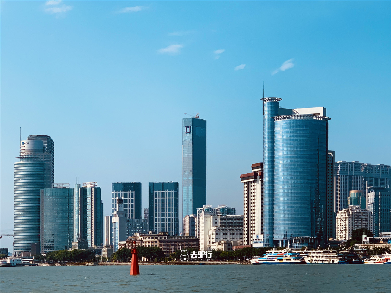 近几年随着厦门城市建设的快速发展,出现了许多富有现代化设计感的