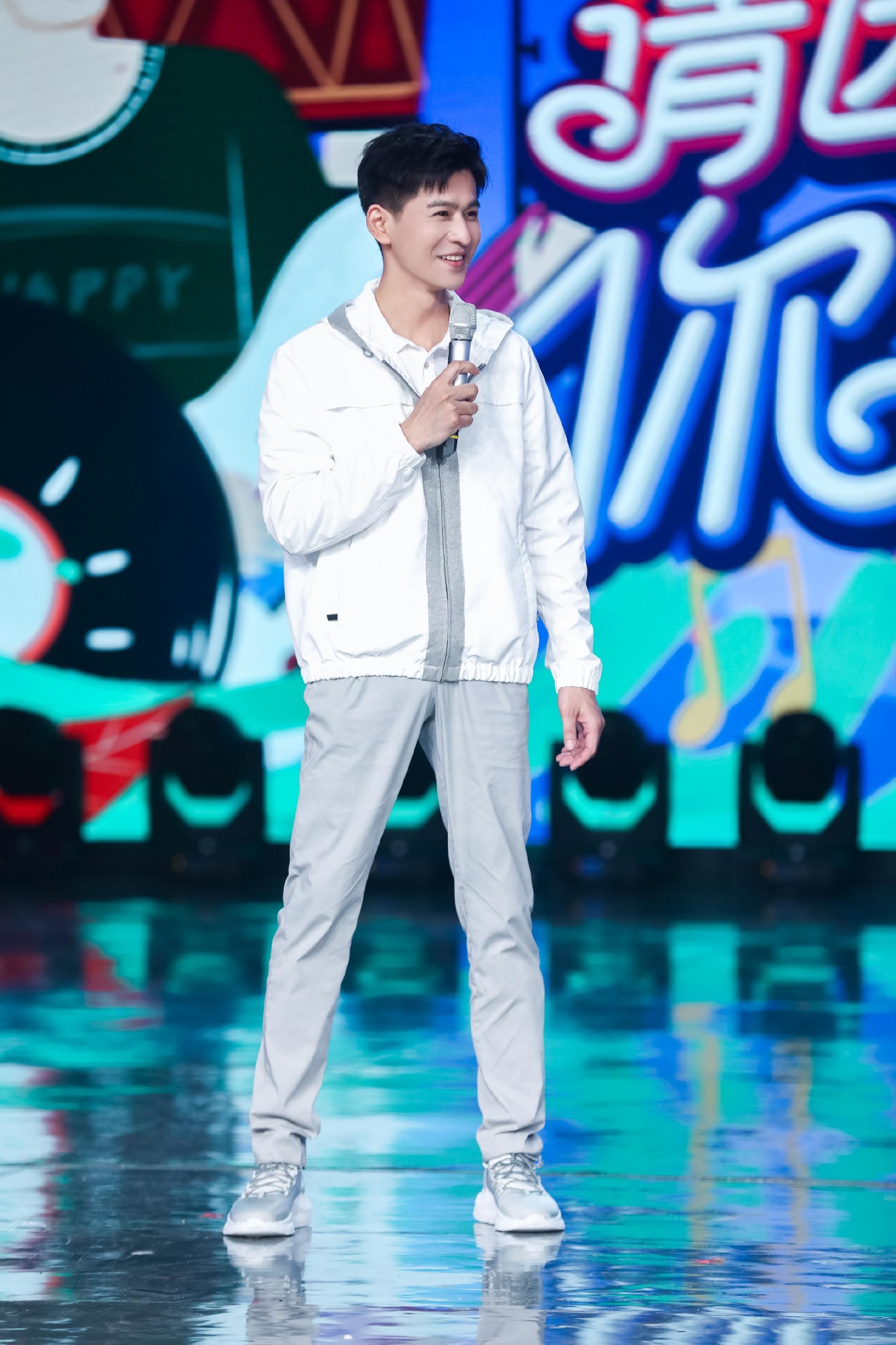 乔振宇快乐大本营秀一字马网课教学舞剑花