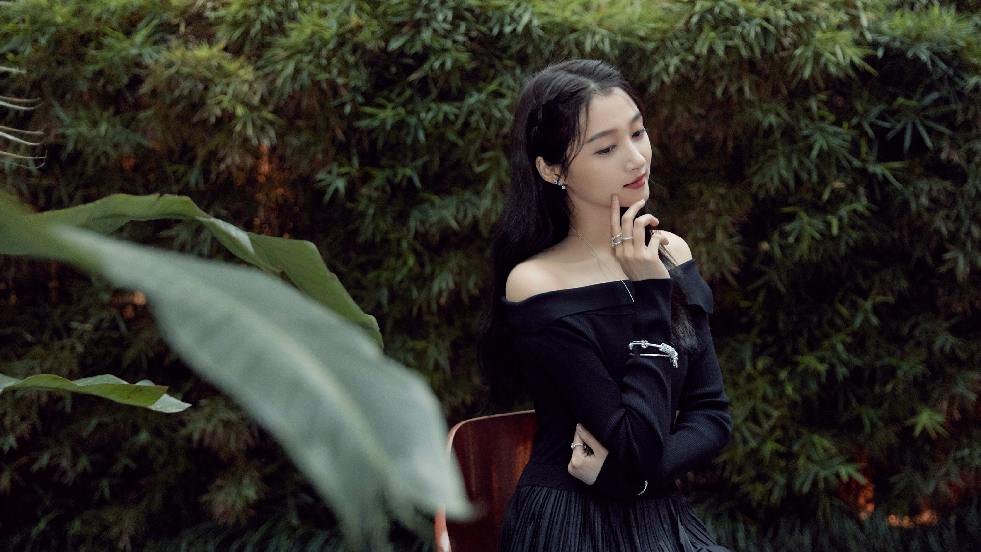 原创关晓彤奔放式穿着低领配超短裙秀身材火辣性感看傻网友