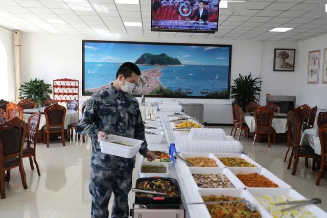 空军炊事兵用三尺灶台演绎出绚烂的军旅人生