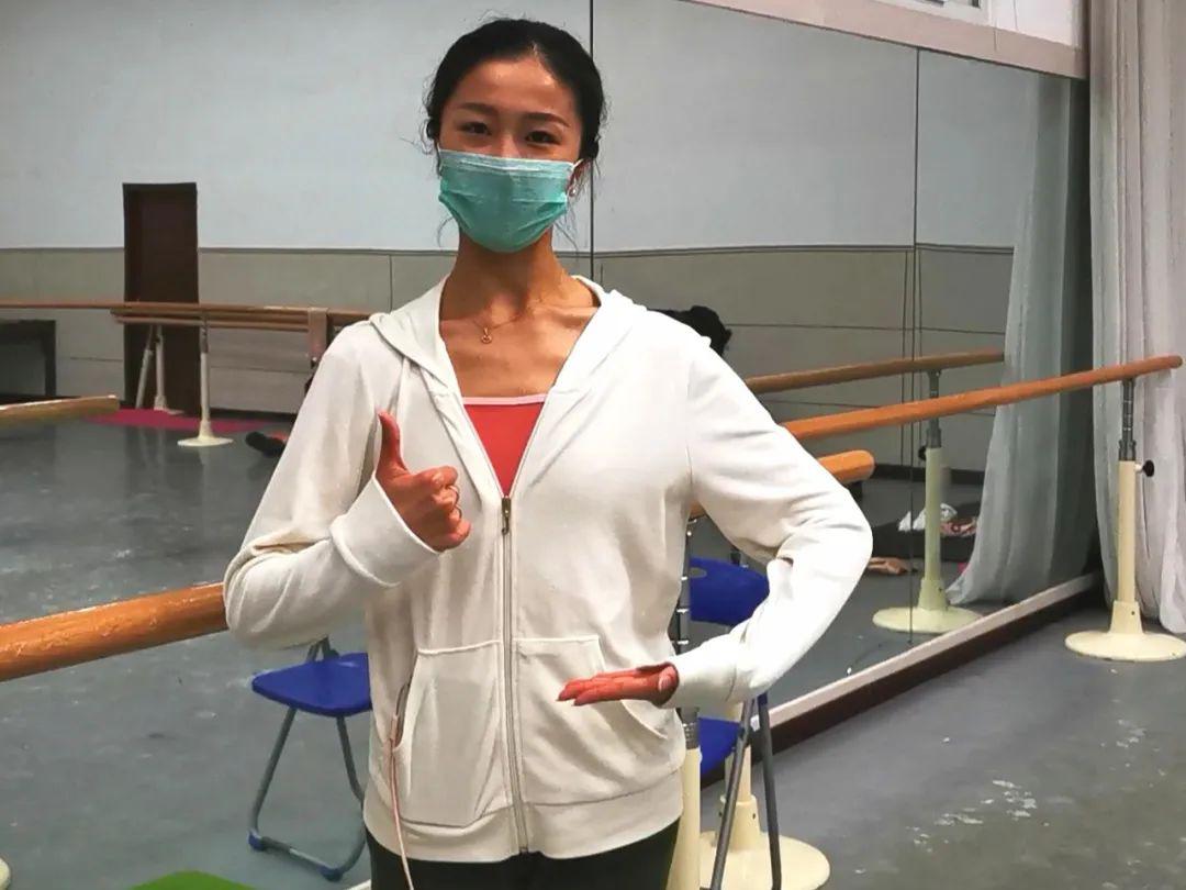 以艺战疫舞台之外的芭蕾舞者