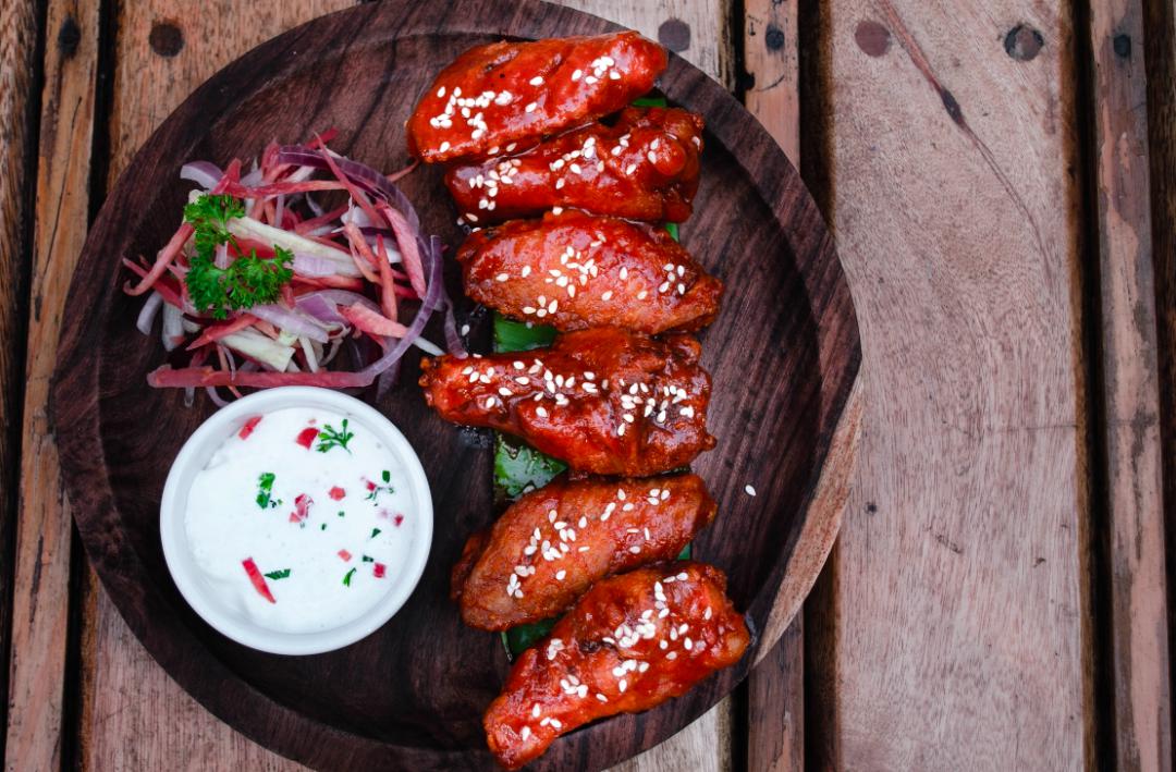 做法是不上面粉油炸,以辣酱调味:buffalo wings: 布法罗辣鸡翅在中国