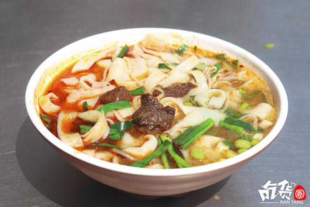 新野的板面价格每个店都一样,小碗6块,中碗7块,大碗8块.