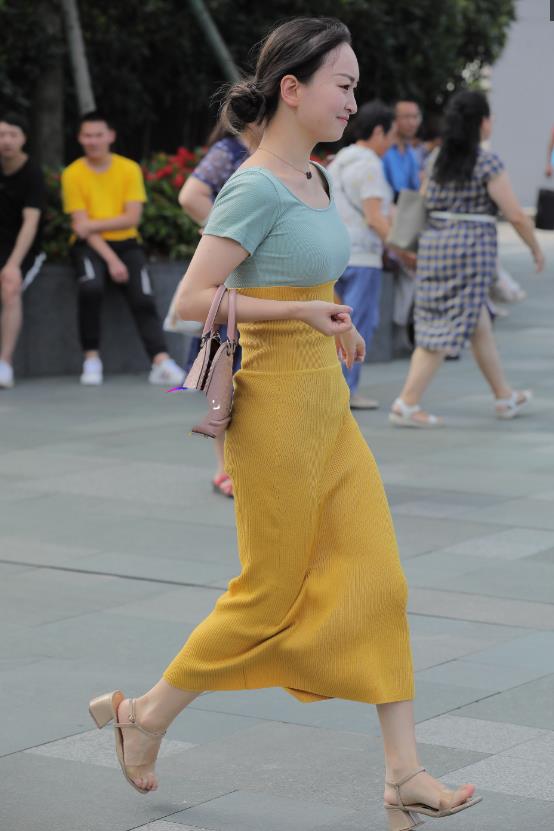 辣妈这身时尚穿搭没有5千元搞不定吧