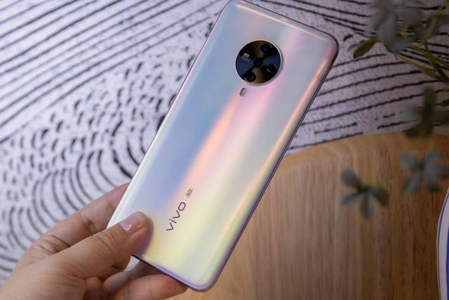 此次vivo s6為用戶們帶來了三款配色,分別是天鵝湖,多瑙河和爵士黑.