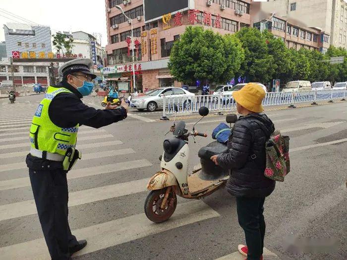 泸西交警强力整治电动车摩托车不戴头盔非法安装遮阳伞违法行为