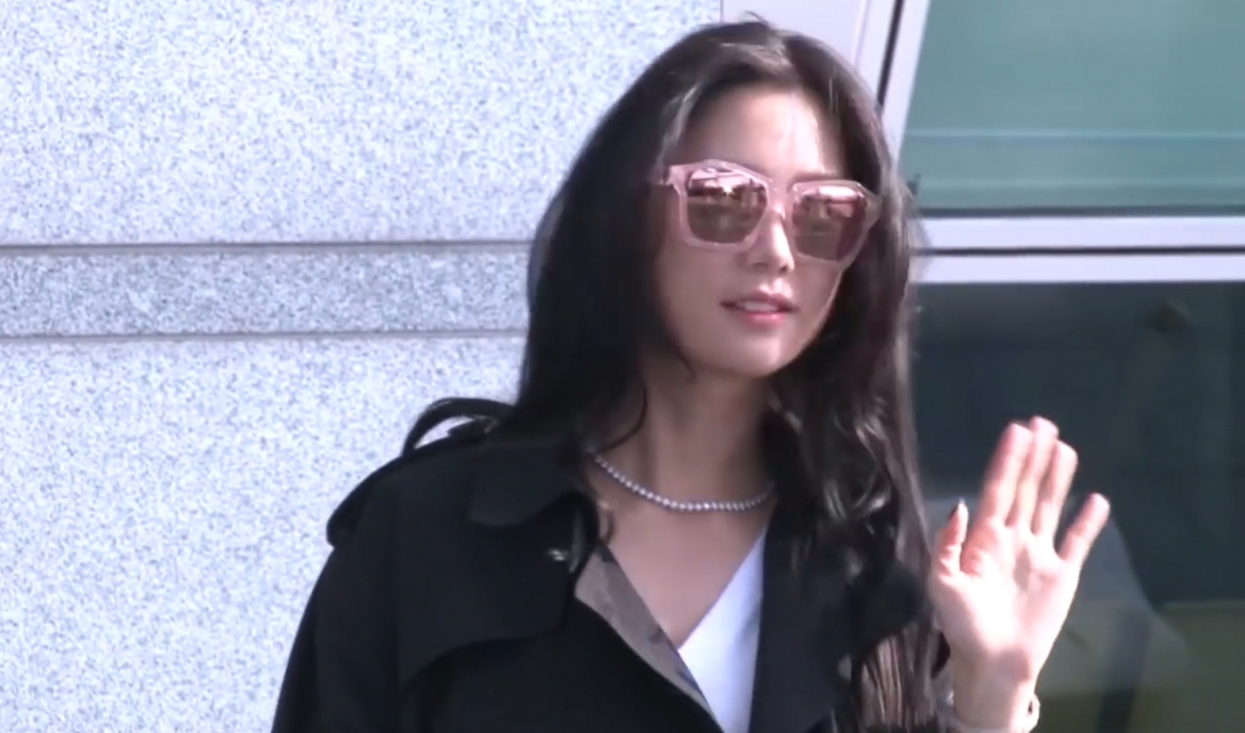 美女李成敏黑色风衣太抢眼