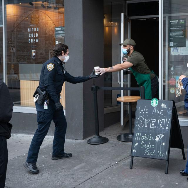 这位不愿透露姓名的警员对美国cnn说,通常情况下,当警察进入一所有