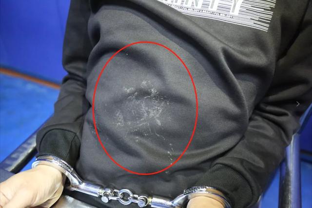 "抢我的是两个男子,其中一个拿刀恐吓我,之后还将我踩在地上,并抢走我