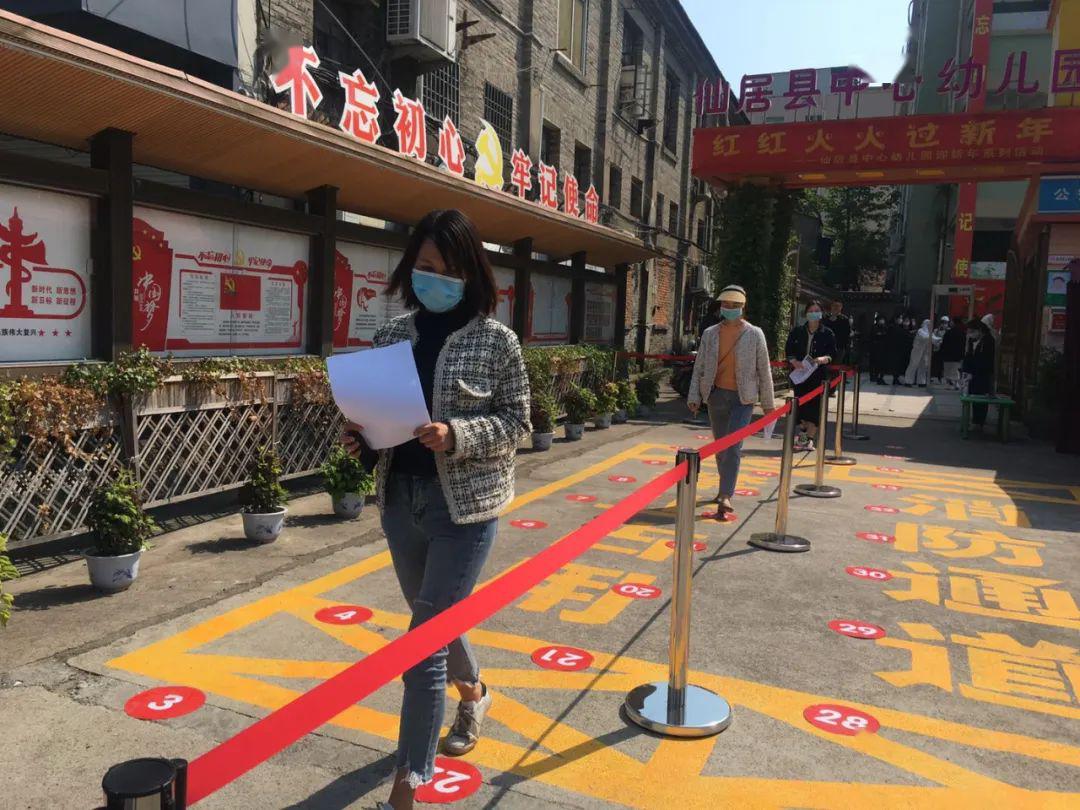 并及时上报教育局,绿码的幼儿排队入园洗手进校园,在设置好的"一米线"