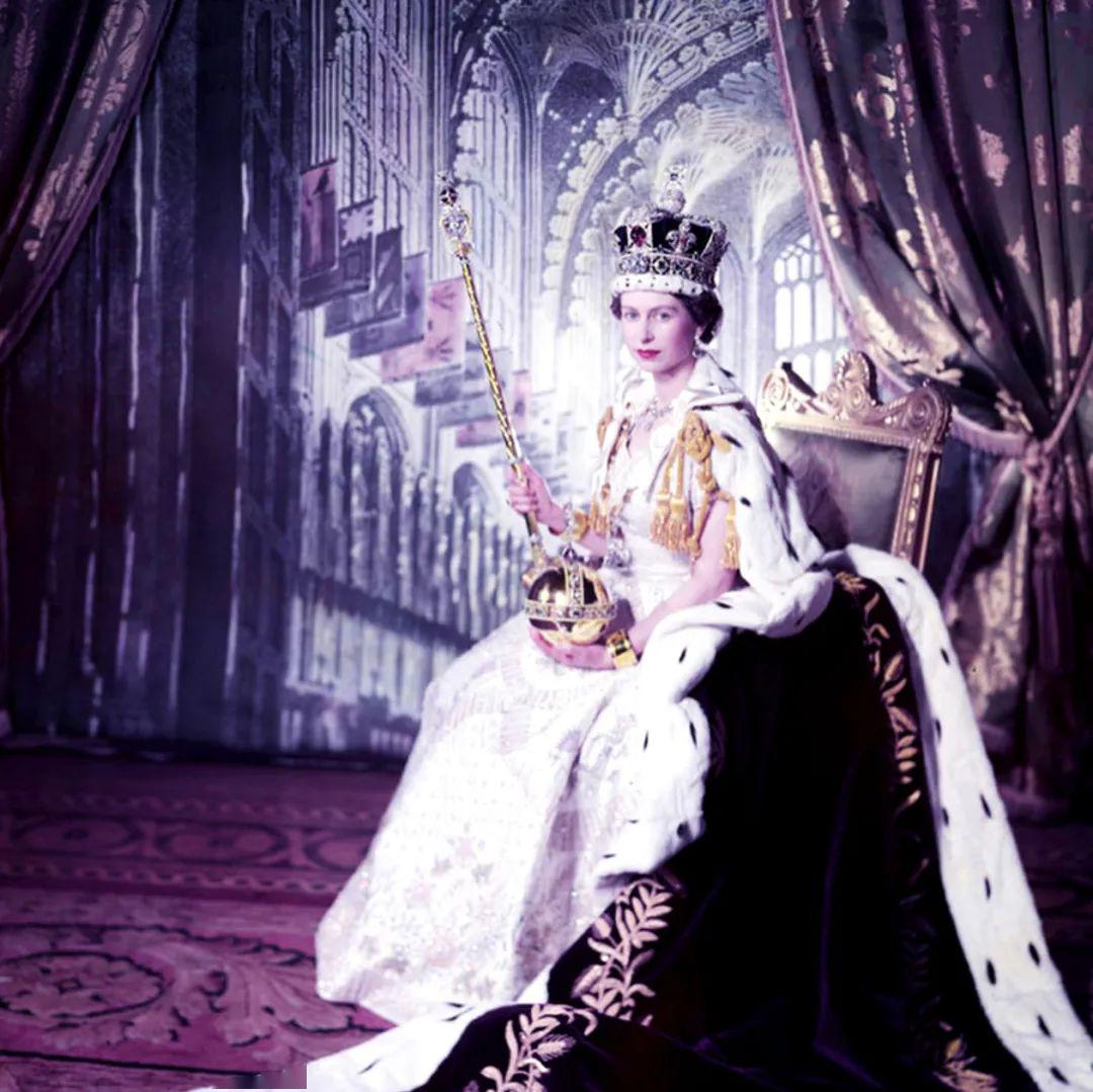 ▼登上女王宝座后,褪去少女青涩的伊丽莎白开始渐渐展现出过人的气场.