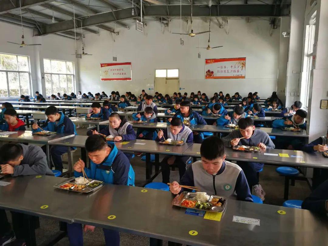 新时代文明实践复学第一天尤溪镇青年志愿队全力以复开启护学模式